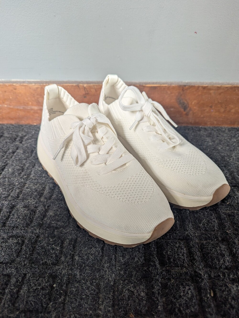 LIKE NEW Nordstrom Rack White Sneakers 6.5